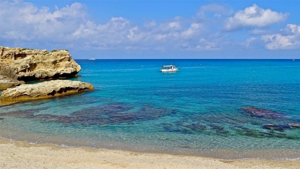  aguas cristalinas de la bahía de riaci