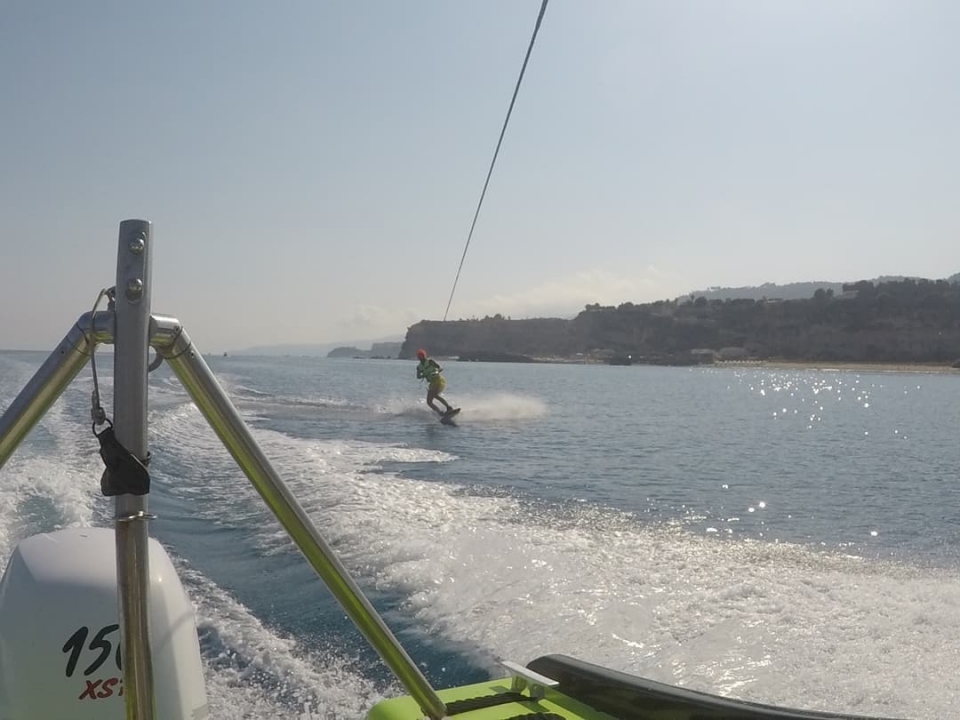 wakeboard en la bahía de riaci wakeboard en la bahía de riaci