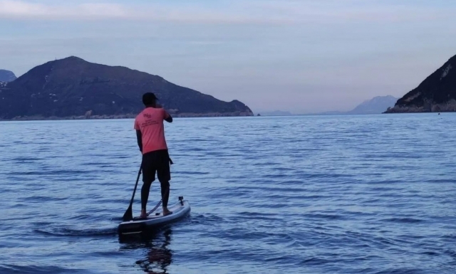  stand up paddle al atardecer