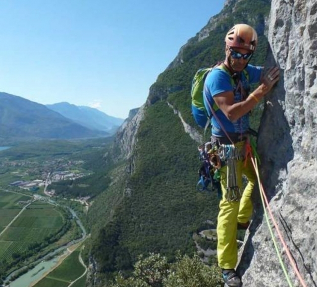 divirtiéndose escalando 