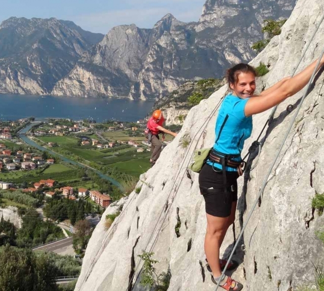 Escalada fácil en el lago de Garda que dura 4 horas.