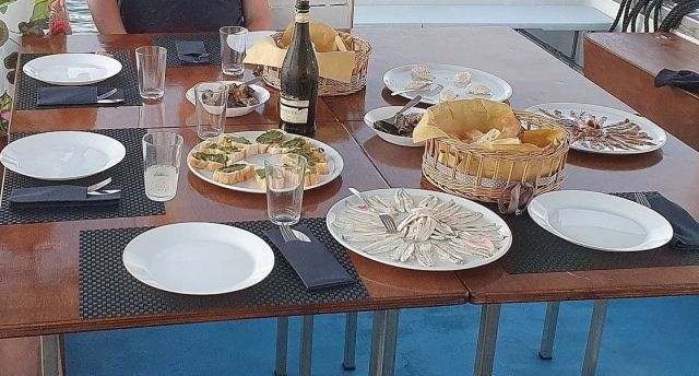  aperitivo y almuerzo a bordo 
