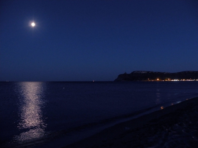  Paseo marítimo de Poetto de noche 