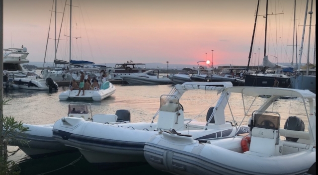  barcos en el puerto 