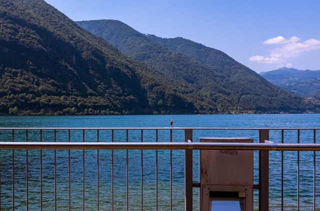 Renta de stand up paddle en el lago de Como duranle 1h30