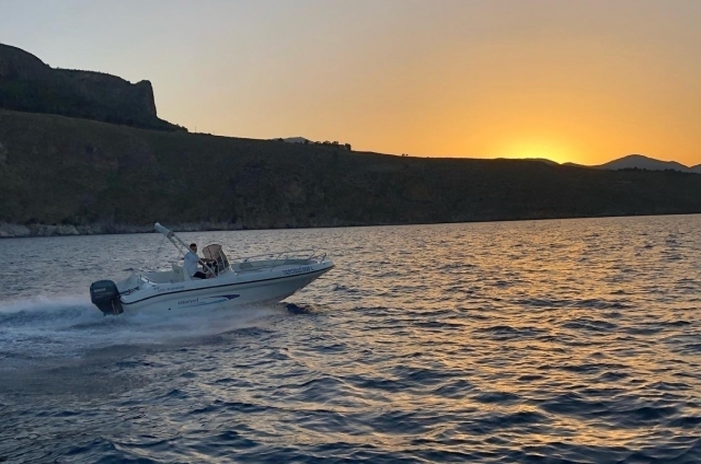  en un barco al atardecer
