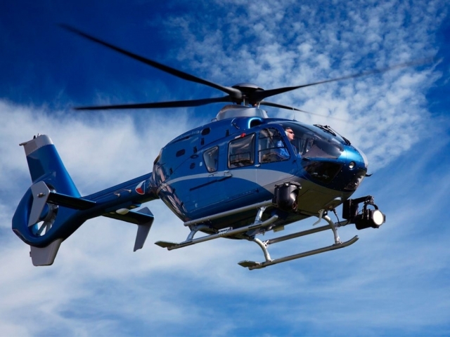  helicóptero en el cielo