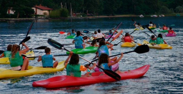 navegando en el lago de como