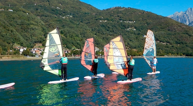 diviértele haciendo windsurf 
