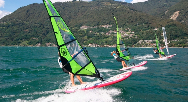  haciendo windsurf con amigos 