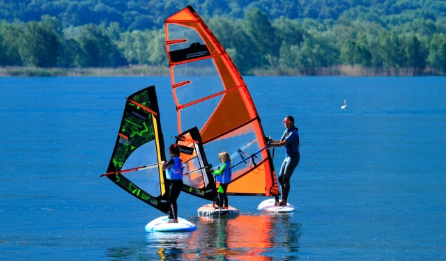  niños en windsurf 