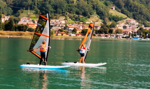  divirtiéndose haciendo windsurf 