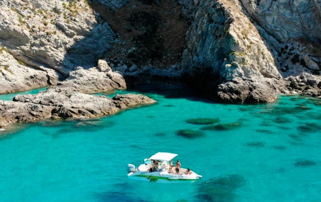  en medio de aguas cristalinas 