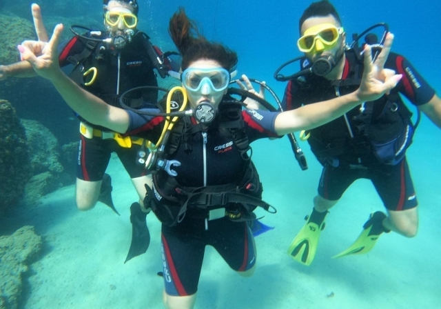 divertirse bajo el agua