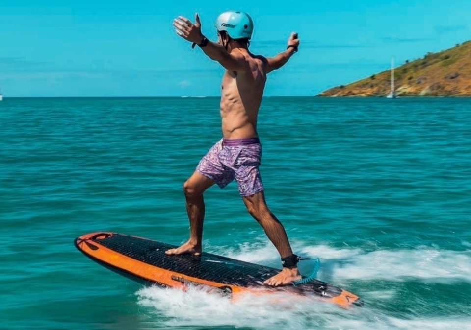  divirtiéndose en el surf electrico 