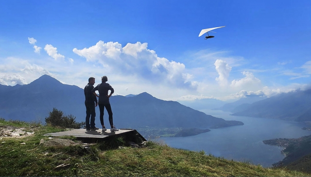 volando en el lago de como 