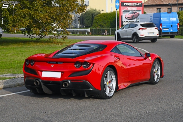 ferrari f8 en la carretera 