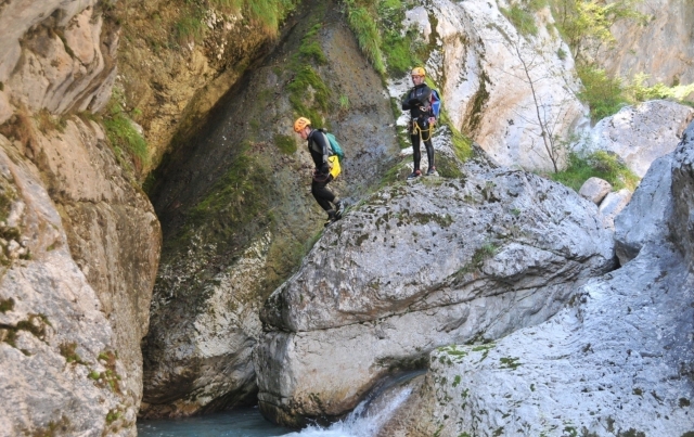  divirtiéndose haciendo barranquismo 
