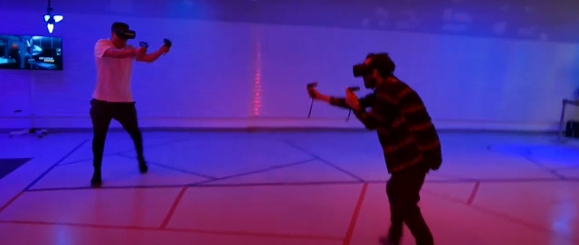  dos participantes juegan versus laser tag
