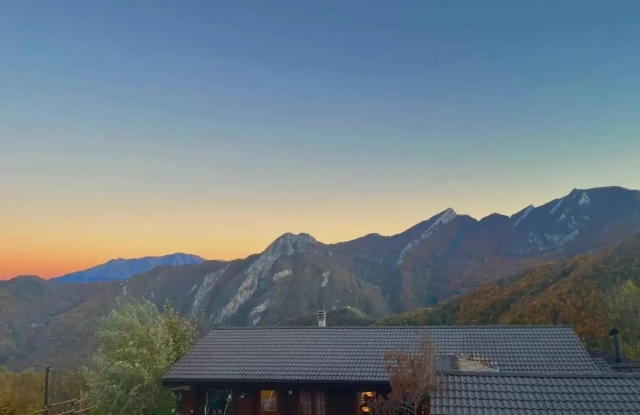 casa de campo al atardecer 