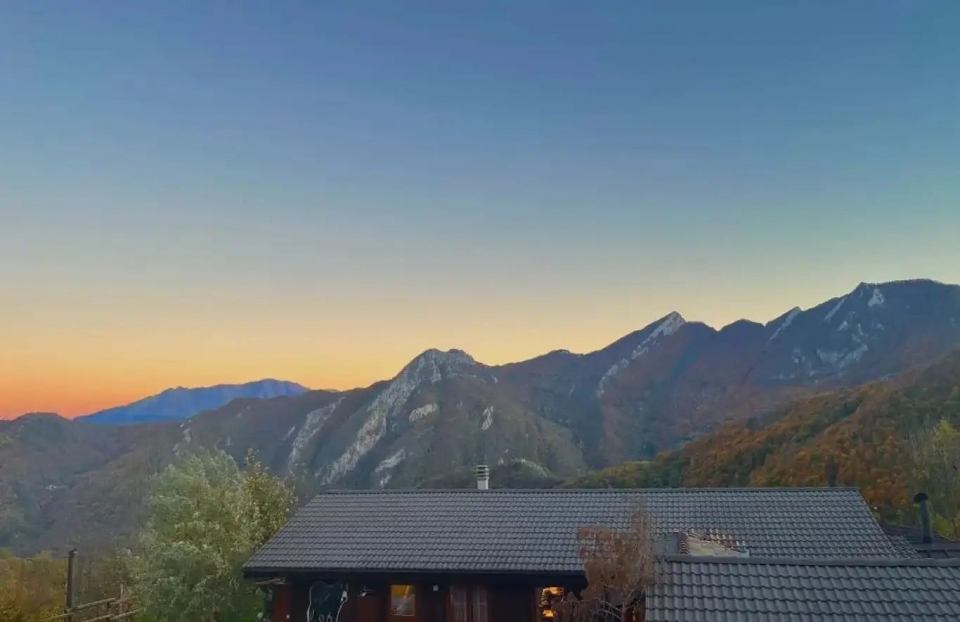 casa de campo al atardecer 