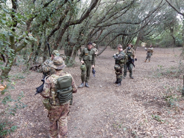  participantes duranle el partido de airsoft 