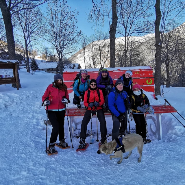  grupo de excursionistas duranle su paseo con raquetas de nieve 