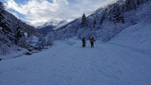  Dos excursionistas duranle su paseo con raquetas de nieve