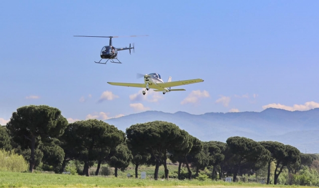 despegue del avión preparándose para sobrevolar los cielos de Roma 