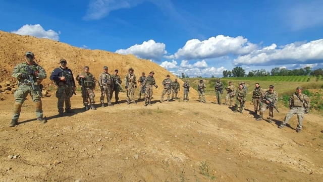  Un equipo se prepara para su juego de airsoft 
