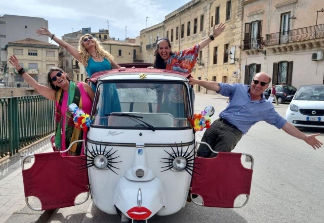  Nuestros tuk tuks por Siracusa 