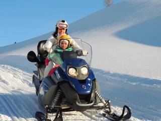 Tour en moto de nieve para bebés Passo d'Eira 15 min por la noche