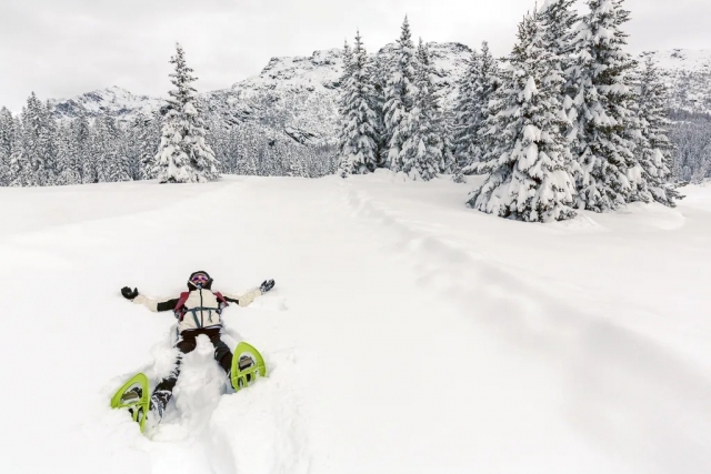  caminar sobre la nieve blanda 