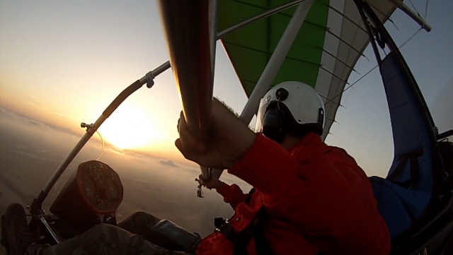  a bordo de un ala delta motorizado al atardecer 