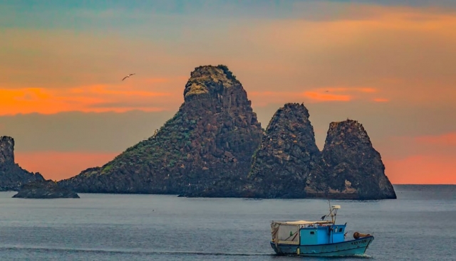  Farallones de Acitrezza al atardecer