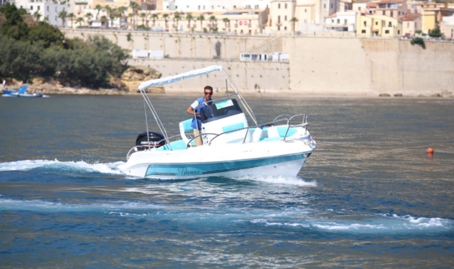  maneja uno de nuestros barcos modelo Calipso o Blumax 