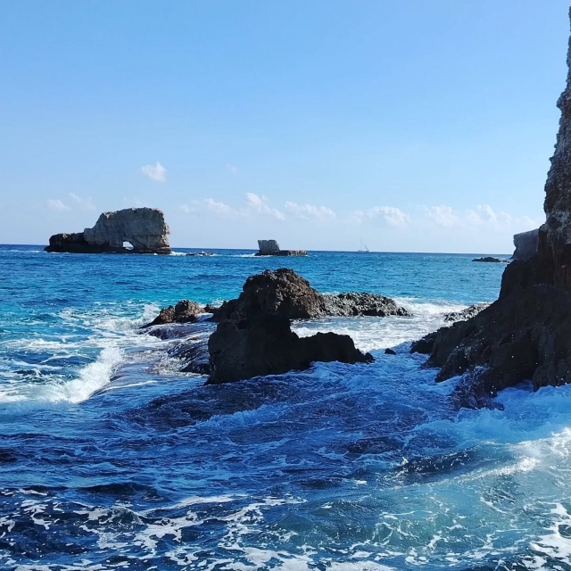  Las rocas de los dos hermanos en medio de las olas 