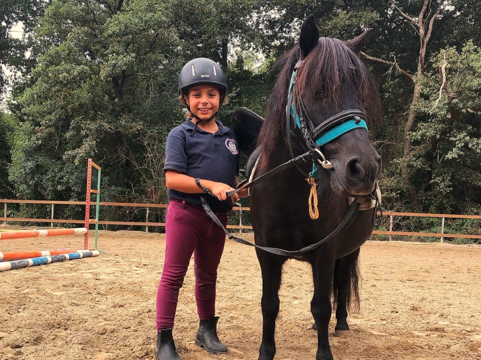  Pequeño jinete con uno de nuestros ponis 