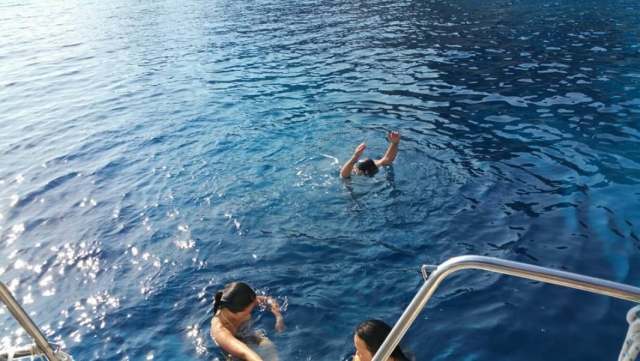  nadar en las azules aguas del Mediterráneo 