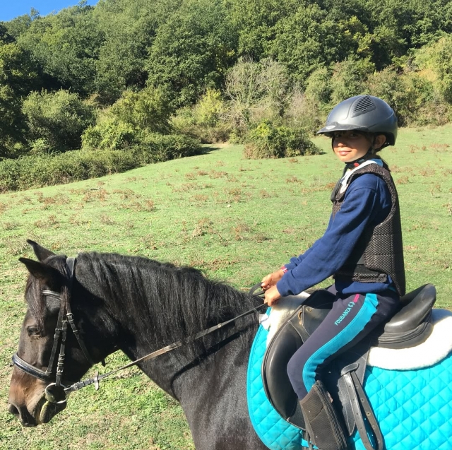 Disfrutando de un paseo a caballo 