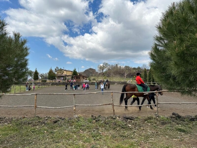 Excursión a caballo para niños en el Etna Park 1h