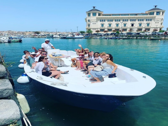 Excursión en barco a la isla de Ortigia para niños 1h