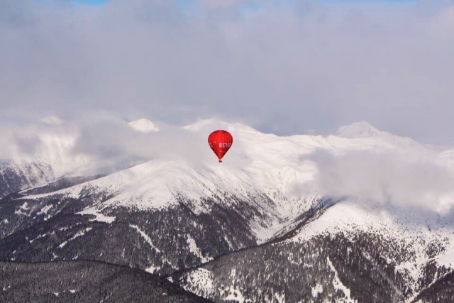 Volando sobre los picos nevados 