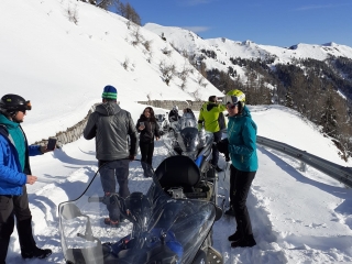 Tour nocturno en moto de nieve + cena en el refugio Casera Razzo