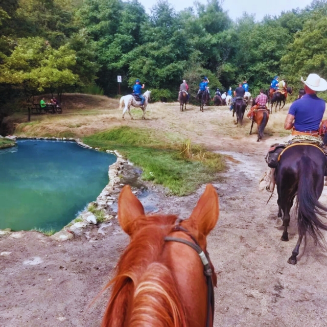 Cabalgando por el sendero