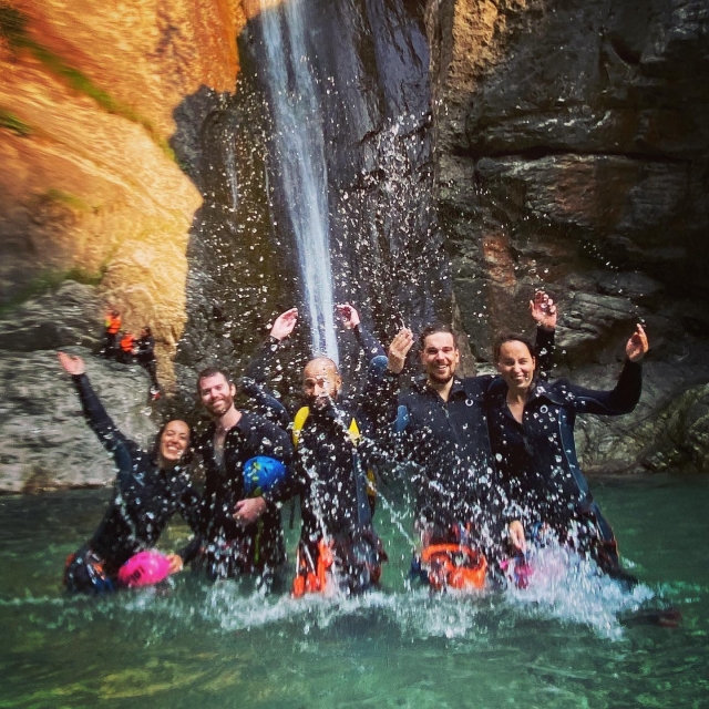  Bajo la cascada