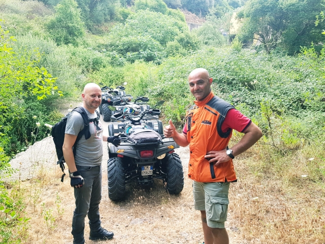 Excursión en cuatrimoto por el bosque 