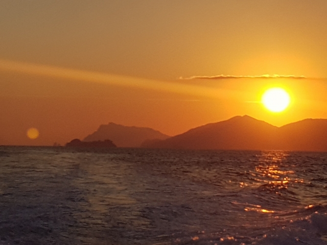 En barco al atardecer 