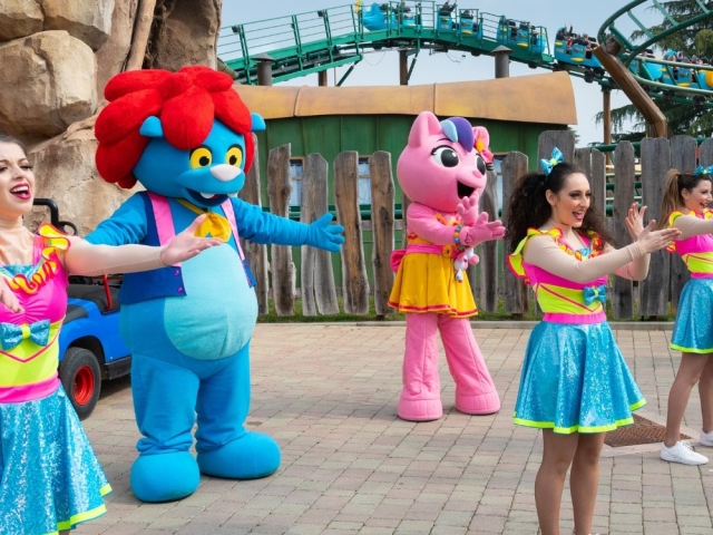  Bailar con los personajes de dibujos animados 