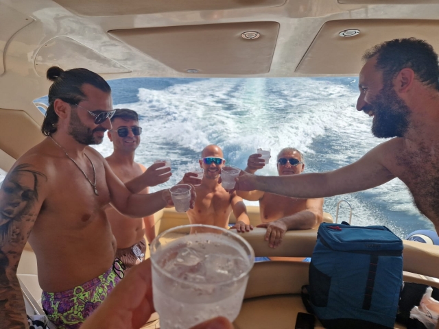  Brindando por el maravilloso paseo diario en barco 